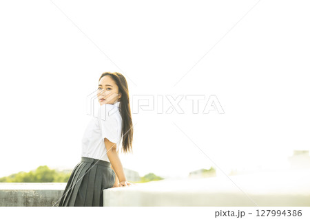 女子高生のポートレート アンニュイ カメラ目線 女子高生のポートレート アンニュイ カメラ目線 127994386