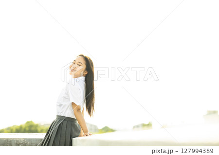 女子高生のポートレート　笑顔　目つむり 127994389