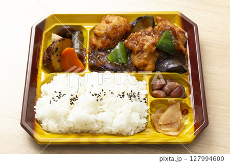 唐揚げの入ったお弁当 木目背景 唐揚げの入ったお弁当 木目背景 127994600