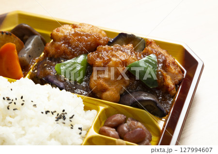 唐揚げの入ったお弁当　木目背景 127994607