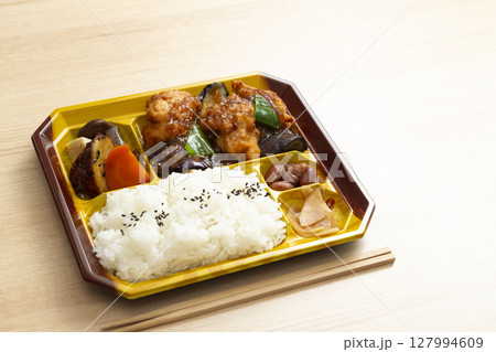 唐揚げの入ったお弁当　木目背景 127994609
