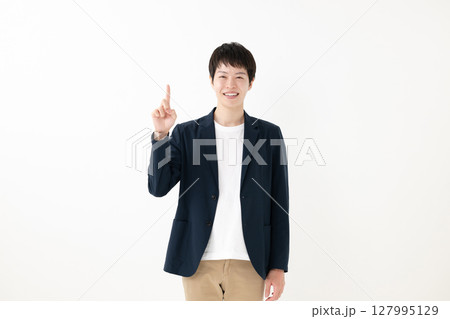 指差しをするビジネスマン 127995129