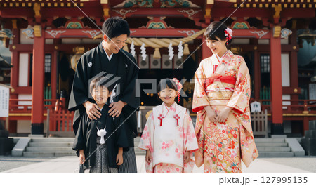 七五三の伝統的な家族写真 七五三の伝統的な家族写真 127995135
