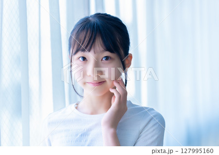 フェイスケアをする女の子 フェイスケアをする女の子 127995160