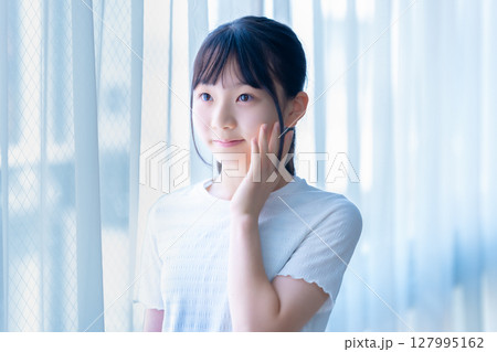 フェイスケアをする女の子 127995162