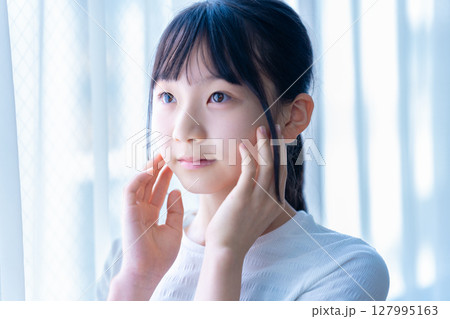 フェイスケアをする女の子 127995163