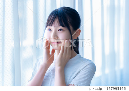 フェイスケアをする女の子 127995166