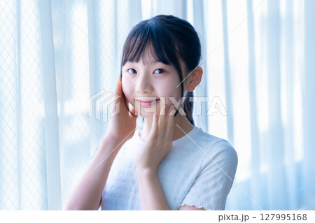 フェイスケアをする女の子 フェイスケアをする女の子 127995168