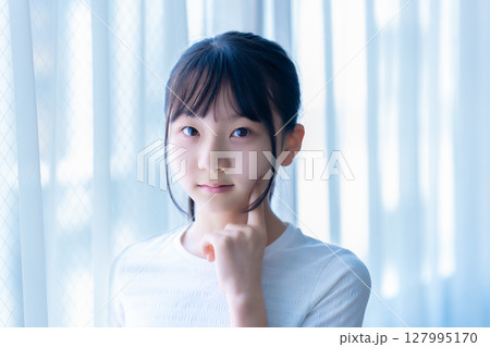 フェイスケアをする女の子 127995170