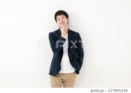 考える男性 127995236