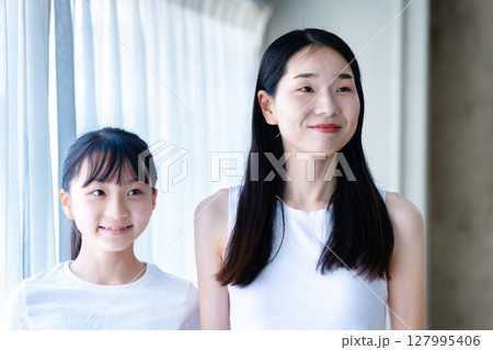 女子中生と母親 女子中生と母親 127995406