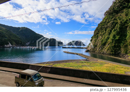 中木港の風景。 手前に中木浜、沖に大根島が見えている。 ヒリゾ浜は大根島の左側にある。2024 中木港の風景。 手前に中木浜、沖に大根島が見えている。 ヒリゾ浜は大根島の左側にある。2024 127995436