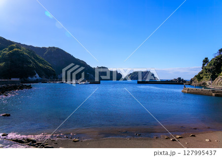 中木港の風景。 手前に中木浜、沖に大根島が見えている。 ヒリゾ浜は大根島の左側にある。2024 中木港の風景。 手前に中木浜、沖に大根島が見えている。 ヒリゾ浜は大根島の左側にある。2024 127995437
