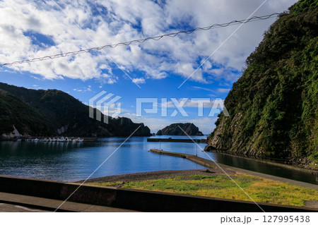 中木港の風景。 手前に中木浜、沖に大根島が見えている。 ヒリゾ浜は大根島の左側にある。2024 中木港の風景。 手前に中木浜、沖に大根島が見えている。 ヒリゾ浜は大根島の左側にある。2024 127995438