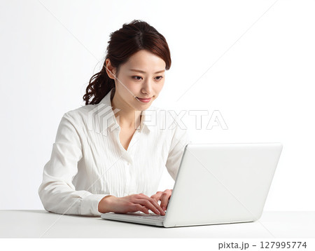 白背景でパソコン作業をする若い女性ビジネスパーソンのポートレート 白背景でパソコン作業をする若い女性ビジネスパーソンのポートレート 127995774