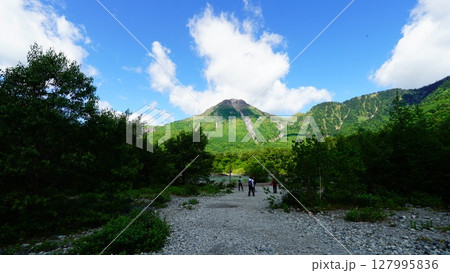 上高地を散歩 127995836