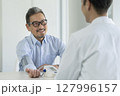 血圧測定を受けるシニア男性 127996157