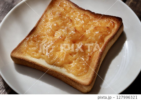 明太マヨネーズをタップリ塗って焼いたトースト 127996321