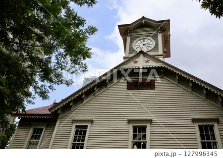 少し曇った日の春の札幌時計台 127996345