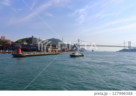 下関港沖から眺める関門海峡大橋、唐戸市場方面の景色 127996388