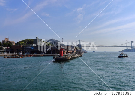 下関港沖から眺める関門海峡大橋、唐戸市場方面の景色 127996389