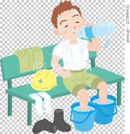 預防中暑_如何休息_一名身穿工作服的男子一邊用塑膠瓶喝水，一邊用水桶給腳降溫 127996432