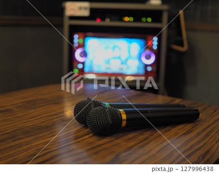 カラオケ店のイメージ(マイク2本） 127996438
