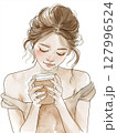 コーヒーを飲む女性 127996524