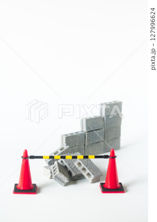 危険なコンクリートブロック塀 127996624