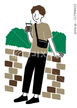 街角でアイスコーヒーを飲む男性 127996832