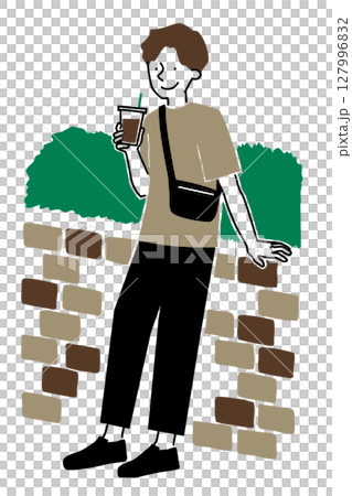 一名男子在街角喝冰咖啡 127996832