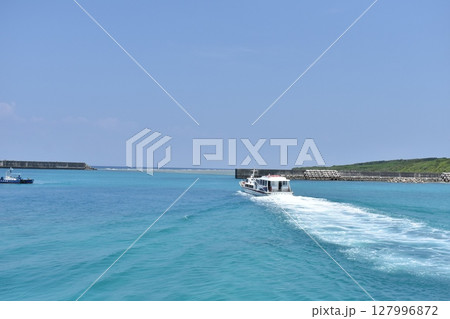 青い海へ出発する船 127996872