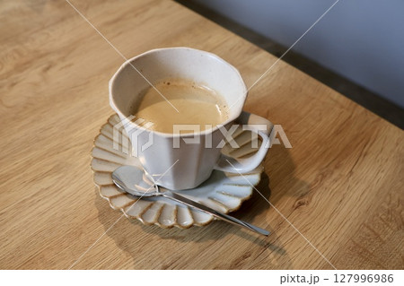 陶器のカップに淹れたホットコーヒー 127996986