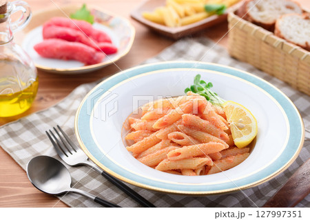 明太子ペンネとレモン添え　爽やか洋風パスタ料理写真 127997351