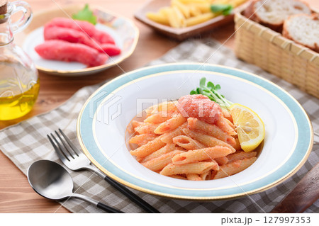 明太子ペンネとレモン添え 爽やか洋風パスタ料理写真 明太子ペンネとレモン添え 爽やか洋風パスタ料理写真 127997353