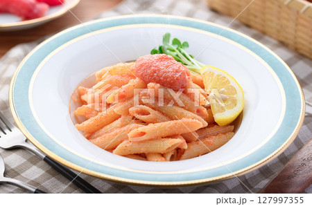 明太子ペンネとレモン添え　爽やか洋風パスタ料理写真 127997355