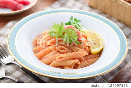 明太子ペンネとレモン添え　爽やか洋風パスタ料理写真 127997358