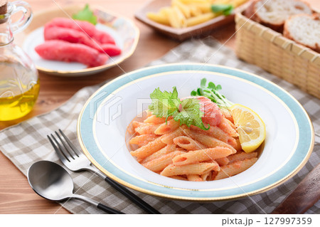 明太子ペンネとレモン添え　爽やか洋風パスタ料理写真 127997359
