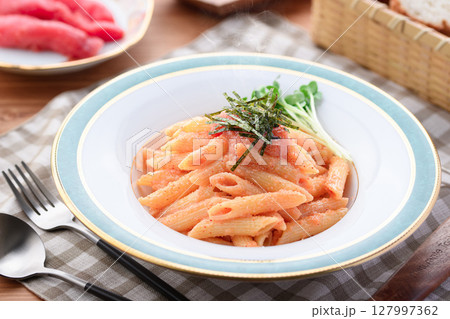 明太子ペンネとレモン添え　爽やか洋風パスタ料理写真 127997362