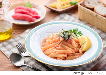 明太子ペンネとレモン添え　爽やか洋風パスタ料理写真 127997363