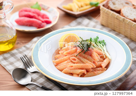 明太子ペンネとレモン添え 爽やか洋風パスタ料理写真 明太子ペンネとレモン添え 爽やか洋風パスタ料理写真 127997364