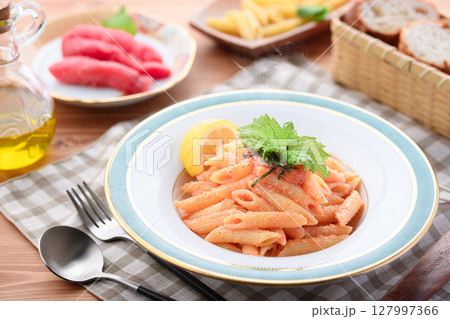 明太子ペンネとレモン添え　爽やか洋風パスタ料理写真 127997366