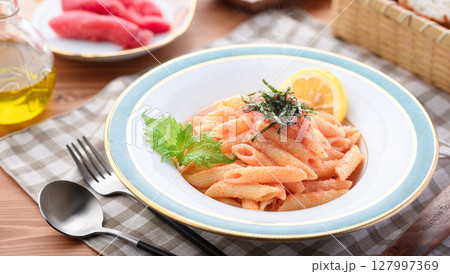 明太子ペンネとレモン添え 爽やか洋風パスタ料理写真 明太子ペンネとレモン添え 爽やか洋風パスタ料理写真 127997369