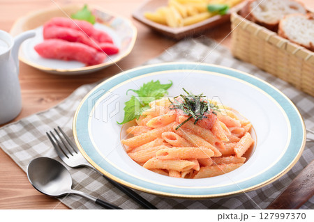 明太子ペンネとレモン添え　爽やか洋風パスタ料理写真 127997370