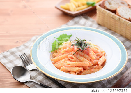 明太子ペンネとレモン添え　爽やか洋風パスタ料理写真 127997371