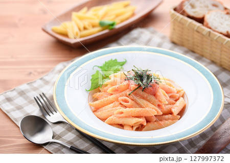 明太子ペンネとレモン添え　爽やか洋風パスタ料理写真 127997372
