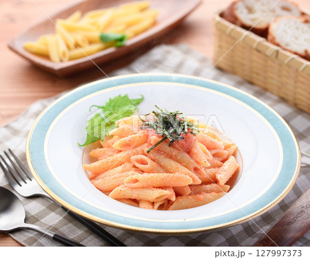 明太子ペンネとレモン添え 爽やか洋風パスタ料理写真 明太子ペンネとレモン添え 爽やか洋風パスタ料理写真 127997373
