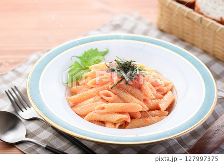 明太子ペンネとレモン添え 爽やか洋風パスタ料理写真 明太子ペンネとレモン添え 爽やか洋風パスタ料理写真 127997375