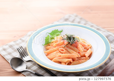 明太子ペンネとレモン添え 爽やか洋風パスタ料理写真 明太子ペンネとレモン添え 爽やか洋風パスタ料理写真 127997376