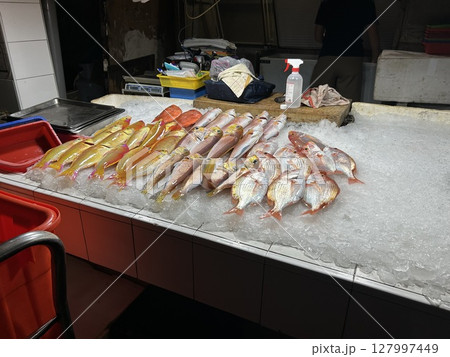 台湾の高雄市の朝市の豊富な美味しいお魚です。 台湾の高雄市の朝市の豊富な美味しいお魚です。 127997449